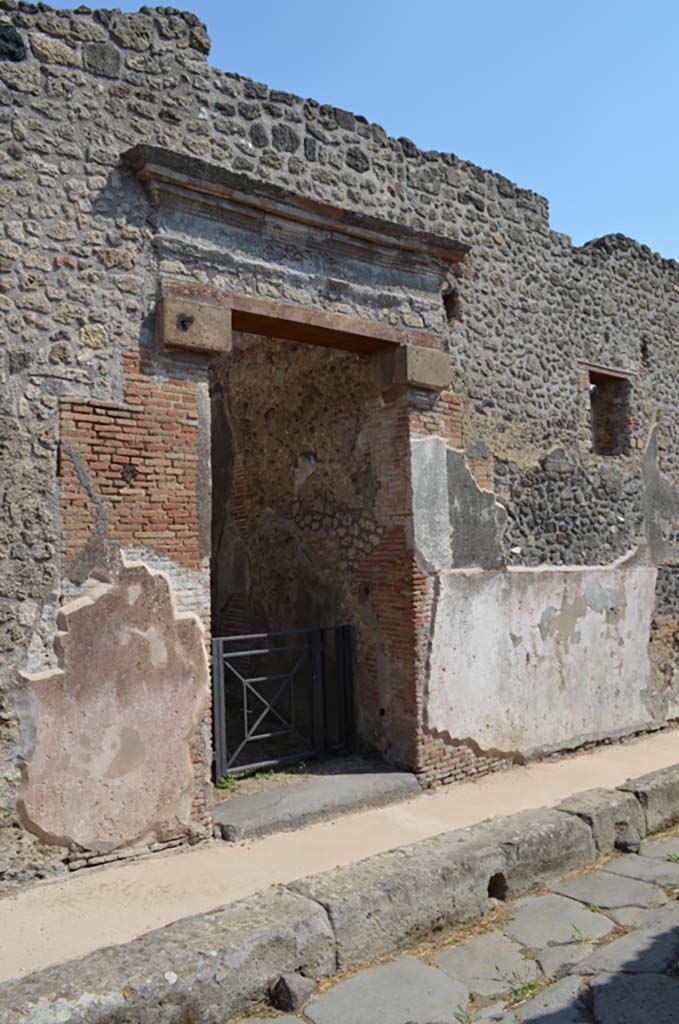 IX.7.16 Pompeii. September 2019. Looking south to entrance doorway.
Foto Annette Haug, ERC Grant 681269 DÉCOR.
