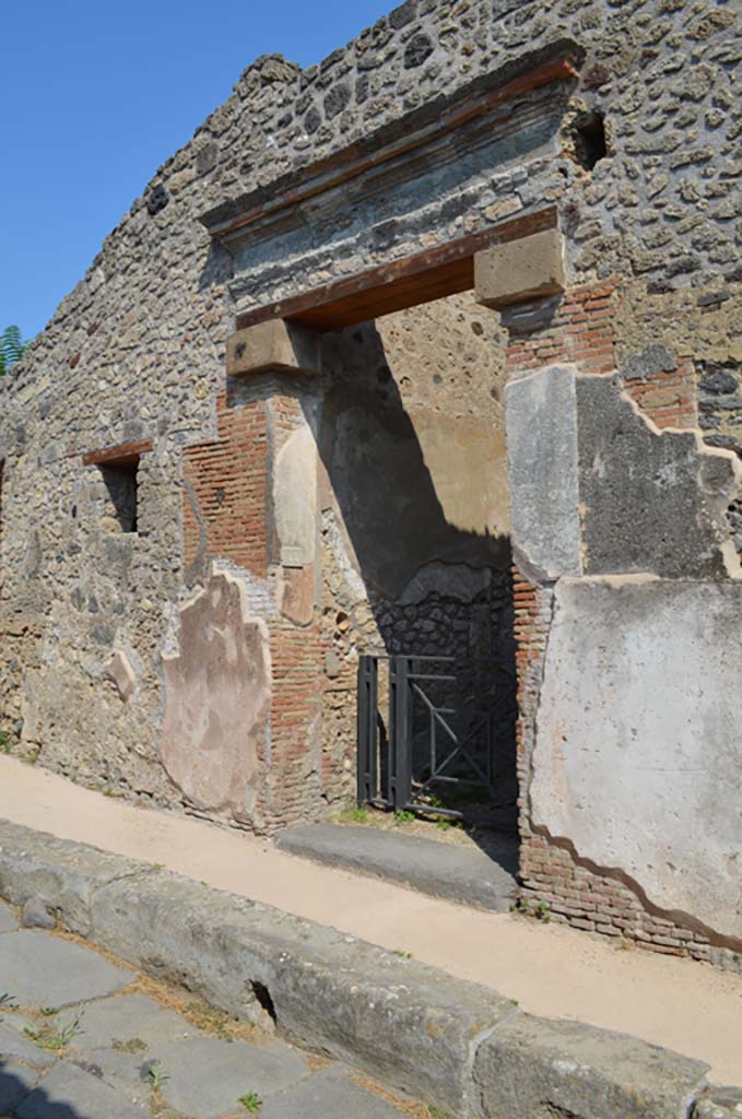 IX.7.16 Pompeii. September 2019. Entrance doorway, looking north.
Foto Annette Haug, ERC Grant 681269 DÉCOR.

