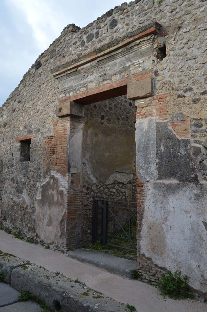 IX.7.16 Pompeii. March 2018. Entrance doorway, looking north. 
Foto Taylor Lauritsen, ERC Grant 681269 DÉCOR.
90716 DSC_0237.
