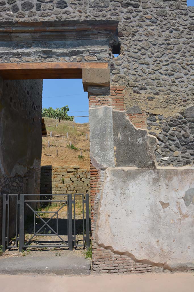 IX.7.16 Pompeii. July 2017. Detail from south side of entrance doorway.
Foto Annette Haug, ERC Grant 681269 DÉCOR.

