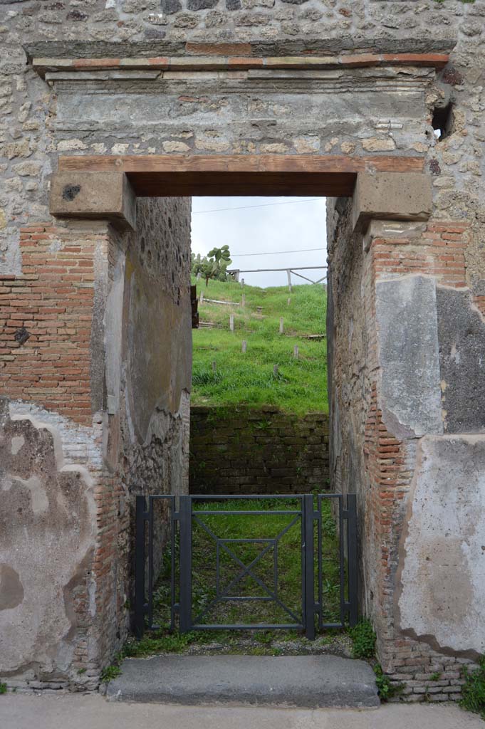 IX.7.16 Pompeii. March 2018. Looking east through entrance doorway.
Foto Taylor Lauritsen, ERC Grant 681269 DÉCOR.
