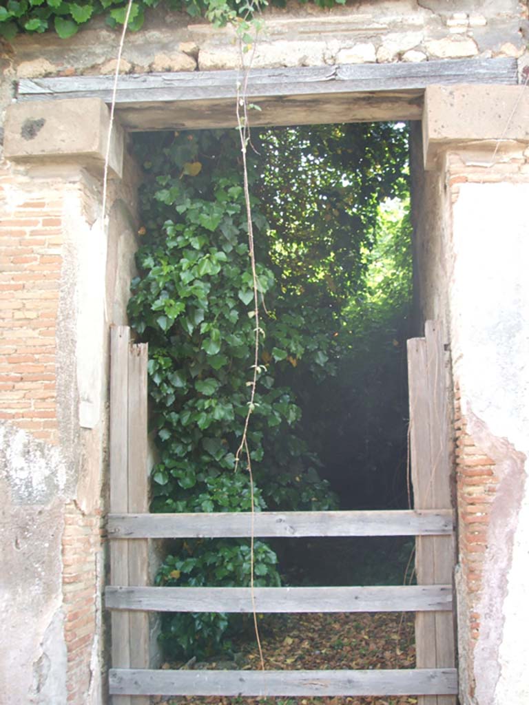 IX.7.16 Pompeii. May 2005. Entrance doorway, looking east.