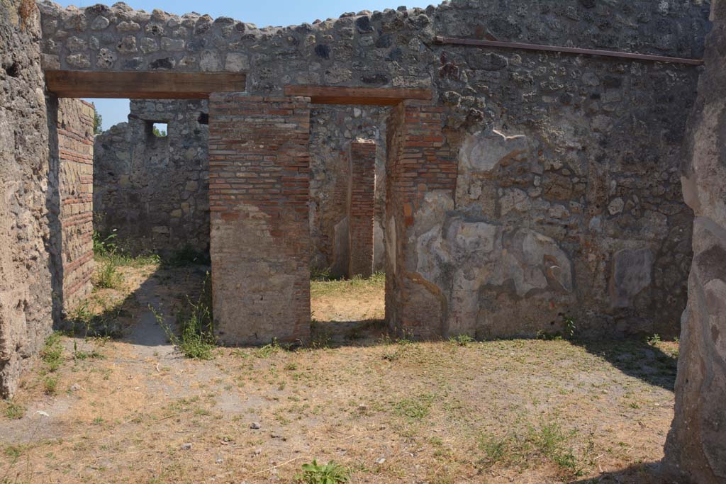 IX.7.19 Pompeii. May 2005. Room g, east wall of triclinium. 