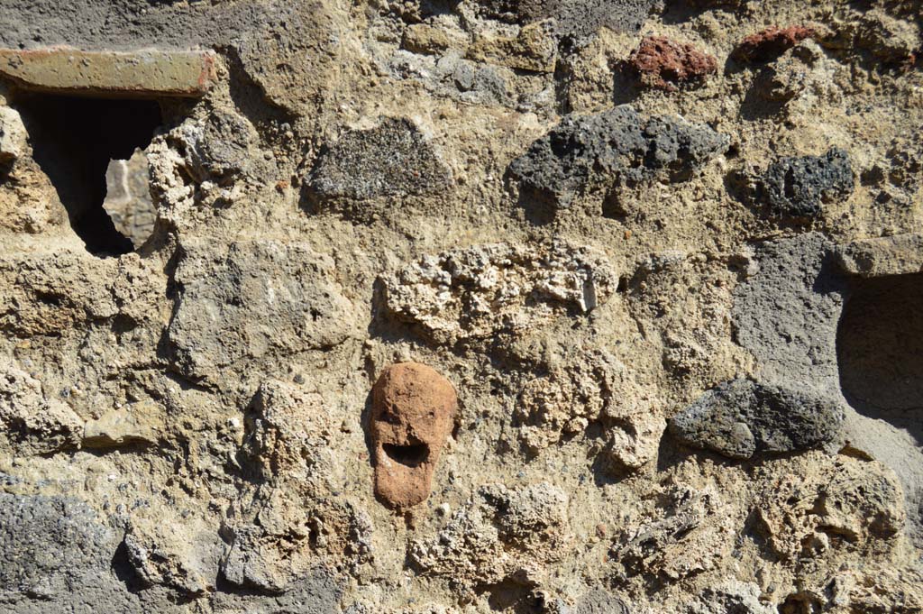IX.7.21 Pompeii. October 2017. Façade with terracotta mask decoration embedded into masonry.
Foto Taylor Lauritsen, ERC Grant 681269 DÉCOR.
