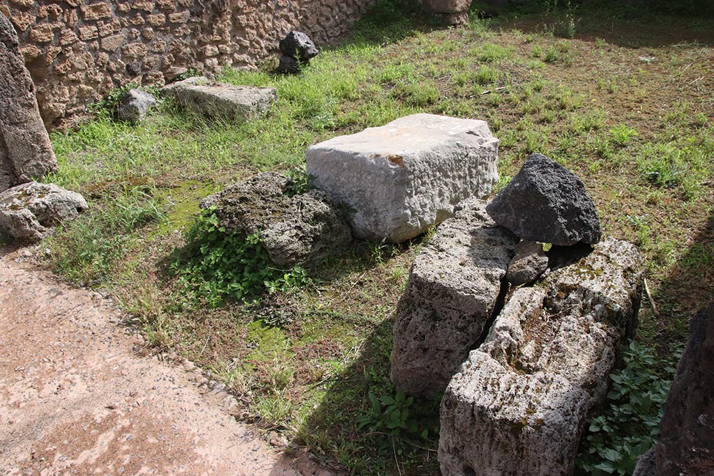 IX.7.23 Pompeii. May 2005. Looking north across caupona, from rear room.