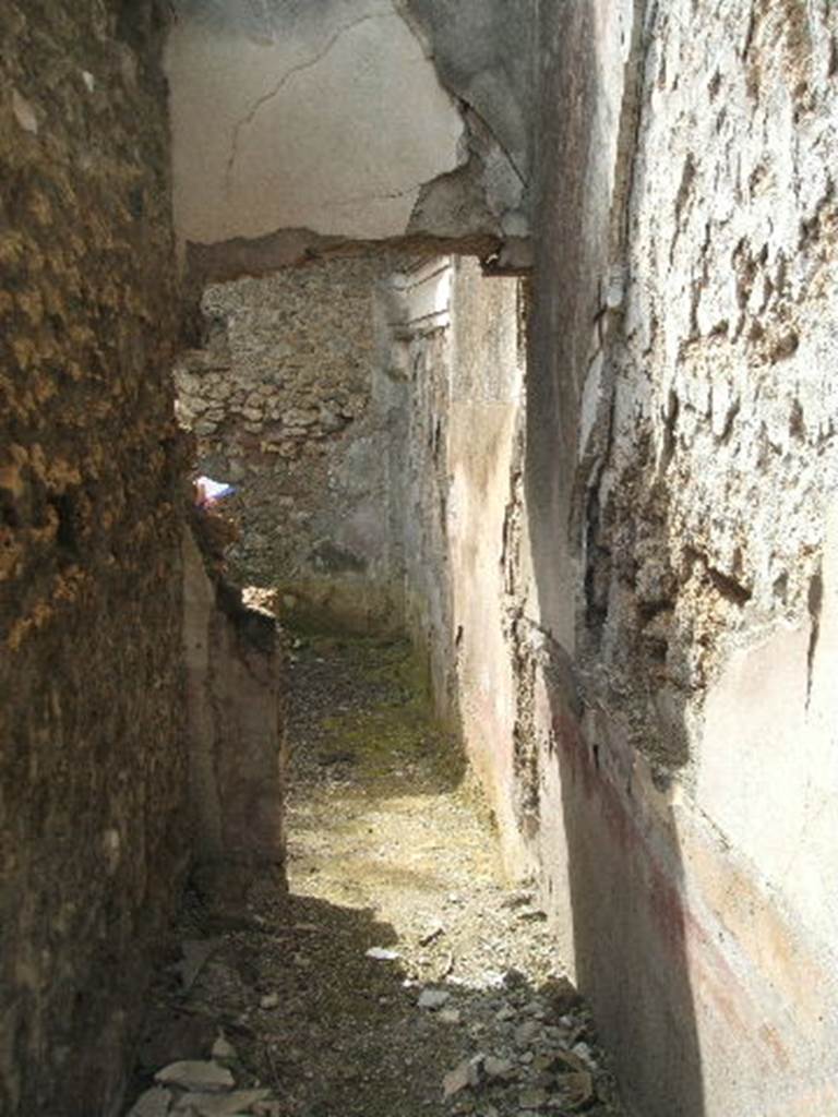 IX.7.25 Pompeii. May 2005. Looking south along corridor “s”, leading to garden area.