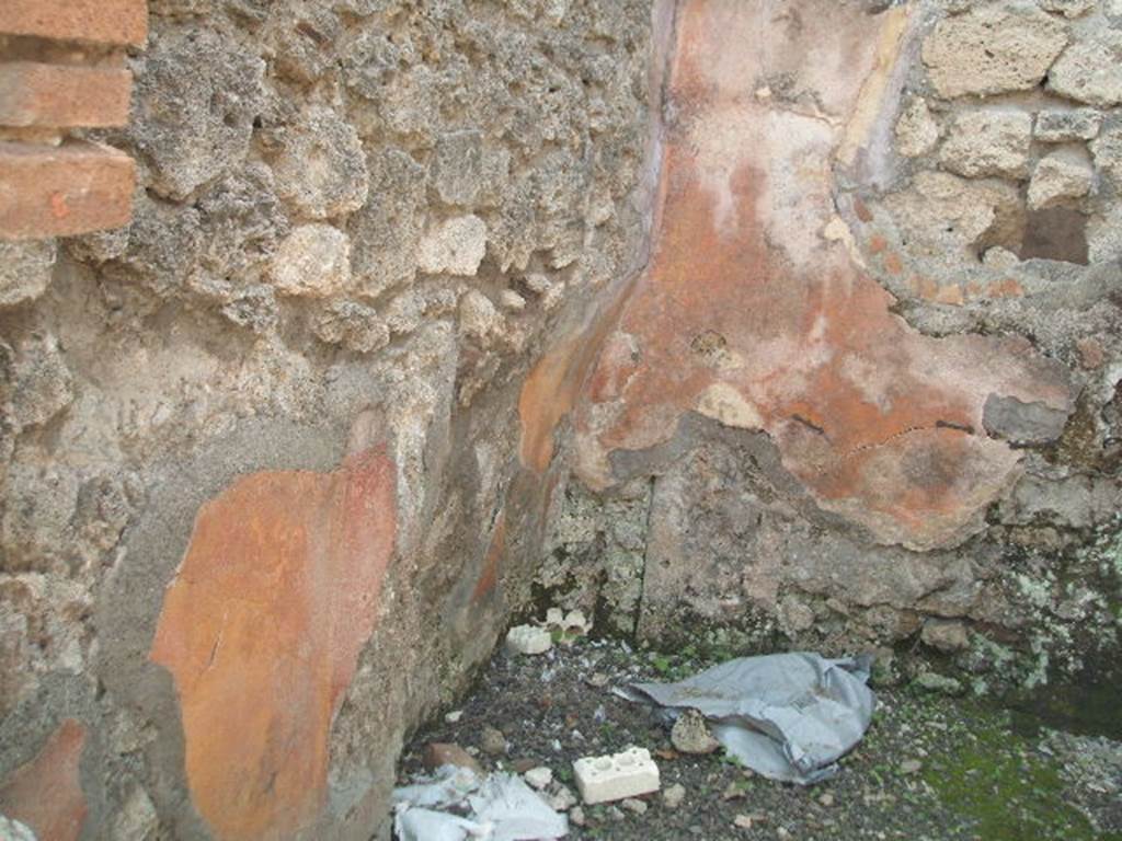 IX.7.25 Pompeii. May 2005. South-east corner of cubiculum “m”, on west side of tablinum, with recess in east wall. Originally the east wall was seen with a simple decoration of the IVth Style with a narrow central panel on a red background, and with yellow side panels.
