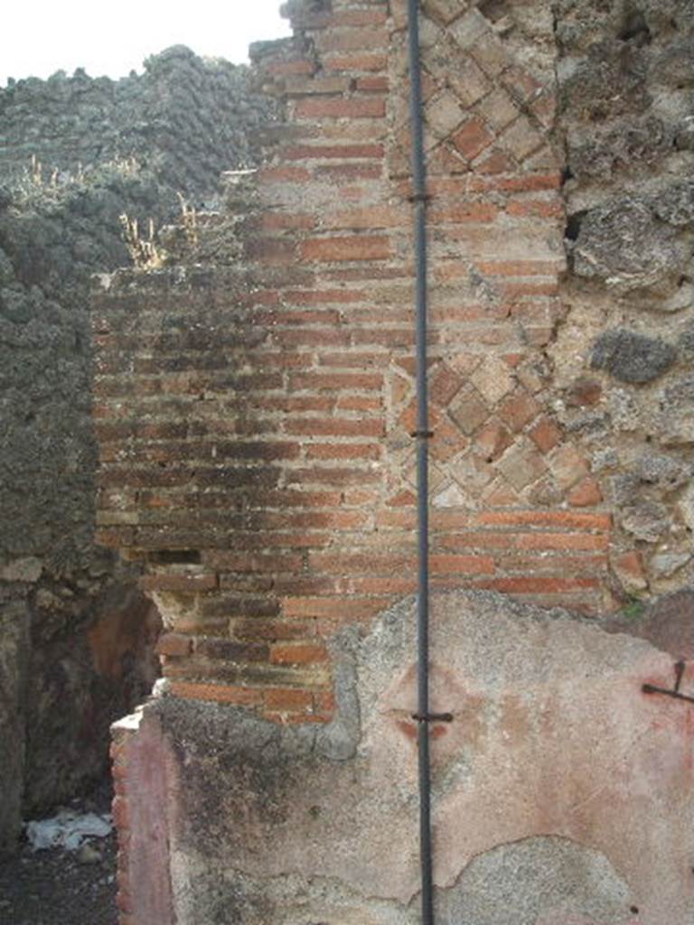 IX.7.25 Pompeii. May 2005. South-west corner of atrium “2”, with part of doorway to cubiculum “m”, and south wall of ala/triclinium “l” (L).
