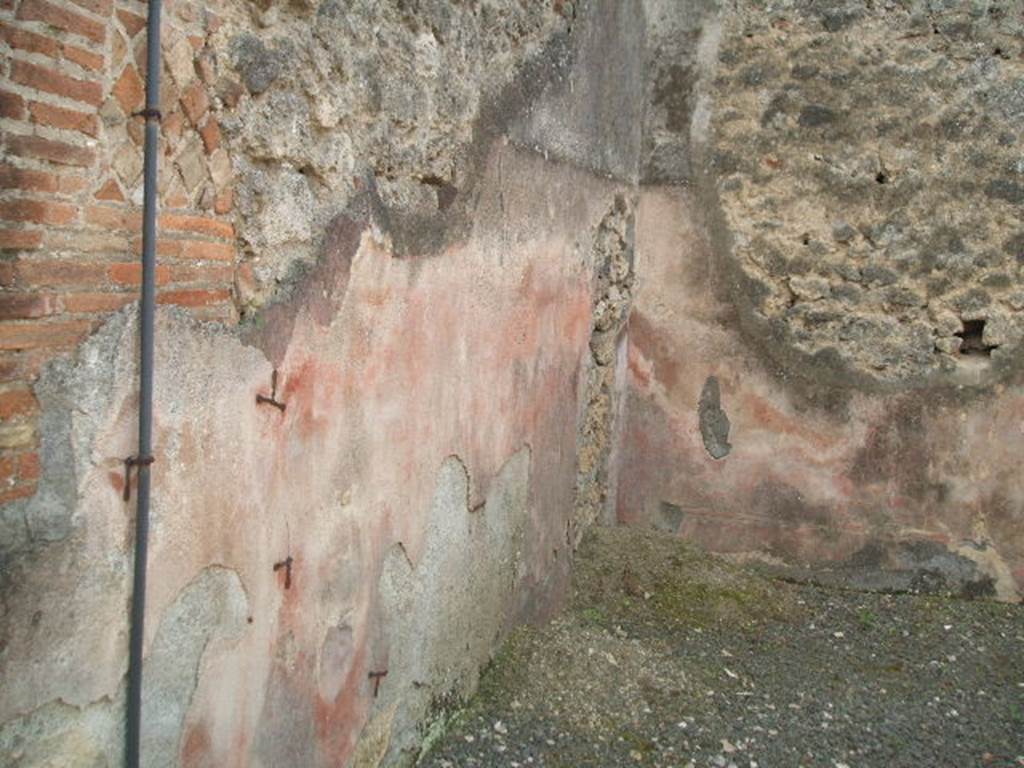 IX.7.25 Pompeii. May 2005.  Room “l” (L), north wall of ala/triclinium.