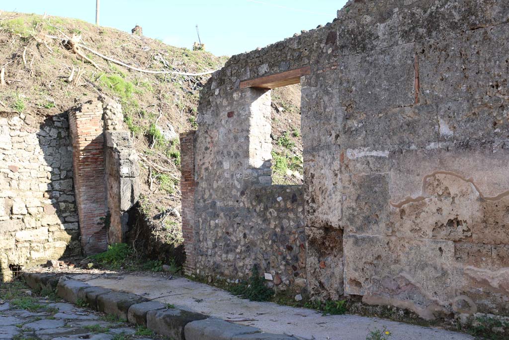 IX.7.26 Pompeii. December 2018. 
Looking south from end of small roadway towards entrance and room (d). Photo courtesy of Aude Durand.
