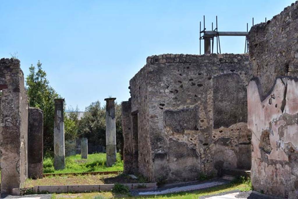 IX.8.6 Pompeii. April 2018. Looking towards south-west corner of atrium, with south wall of room 8, ala, on right.
On the left is the tablinum, room 9.  Photo courtesy of Ian Lycett-King. 
Use is subject to Creative Commons Attribution-NonCommercial License v.4 International
