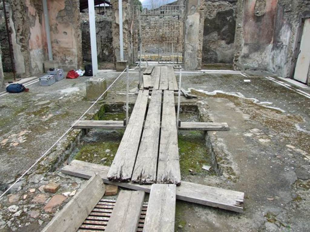 IX.8.6 Pompeii. March 2009. Atrium, looking north across impluvium towards entrance, from tablinum. According to Mau,  “it was noted that under the rear part of the right (west) side of the atrium, there was a vast cellar that stretched under the near (north) portico of the peristyle, and to which one descended by a stairs situated on the rear margin of the impluvium: an example so far unique in Pompeii”.
See Bulletino dell’Instituto di corrispondenza archaeologica, 1880, (p.124)
