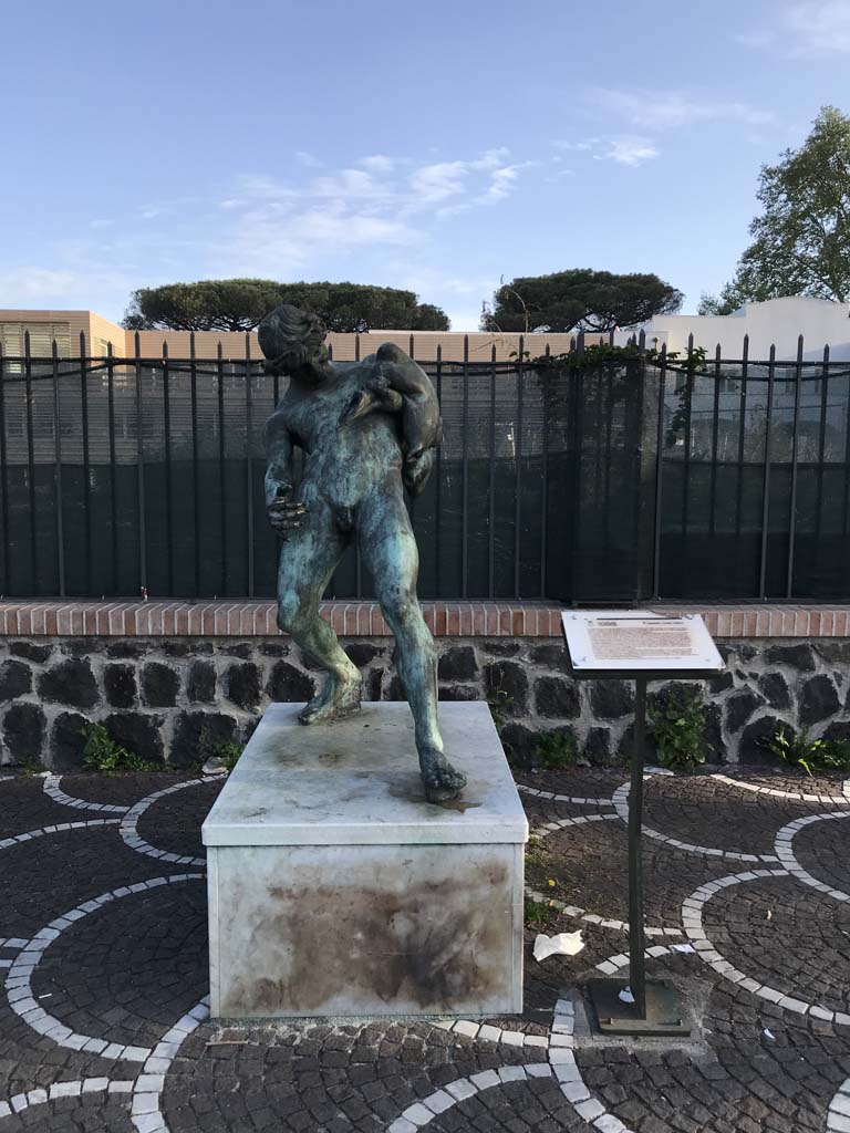 IX.8.6 Pompeii. April 2019. Reproduction statue of Satyr with wineskin, originally found in peristyle garden.
Photo courtesy of Rick Bauer.
This copy was donated to the town of Pompei by the society GORI in 2008.
Today it stands in a road on the south side of Pompeii Scavi.
