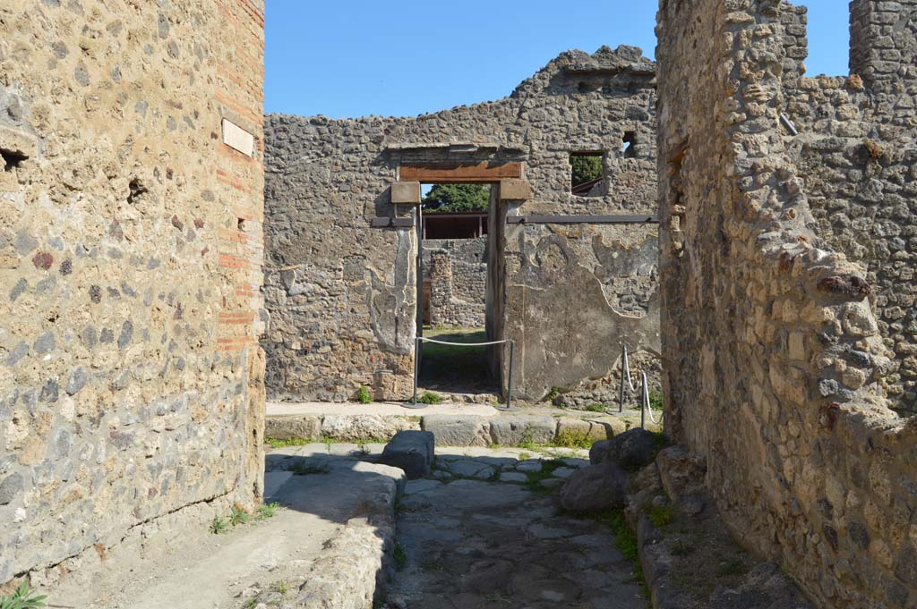IX.8.b Pompeii. October 2017. 
Looking east across Vicolo del Centenario towards entrance doorway, with IX.5, on left, and IX.6, on right.
Foto Taylor Lauritsen, ERC Grant 681269 DÉCOR.

