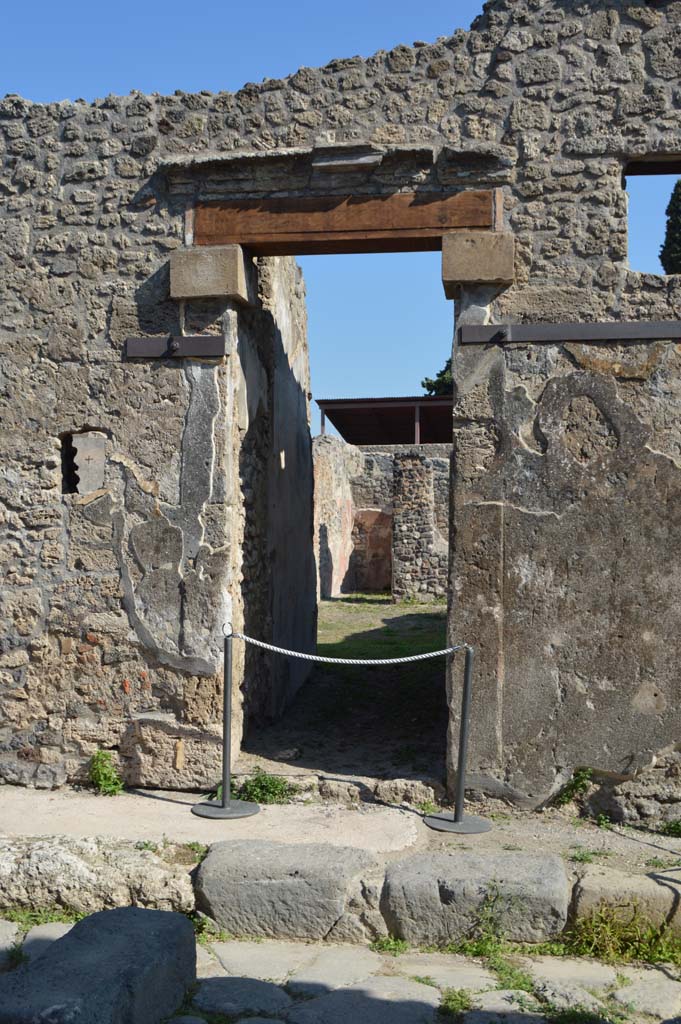 IX.8.b Pompeii. October 2017. Entrance doorway and detail of pavement outside. 
Foto Taylor Lauritsen, ERC Grant 681269 DÉCOR.
