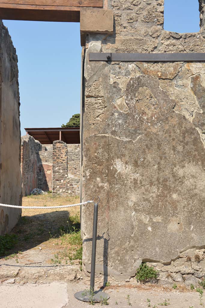 IX.8.b Pompeii. July 2017. South side of entrance doorway.
Foto Annette Haug, ERC Grant 681269 DÉCOR.
