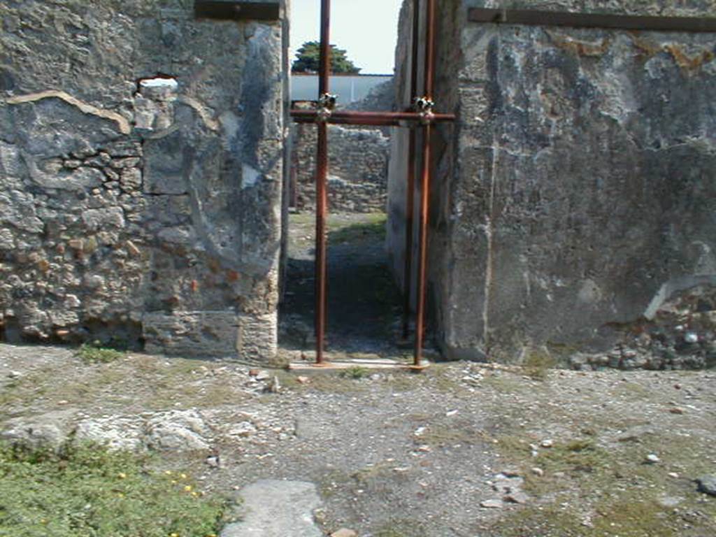 IX.8.b Pompeii. May 2005. Entrance doorway, looking east.