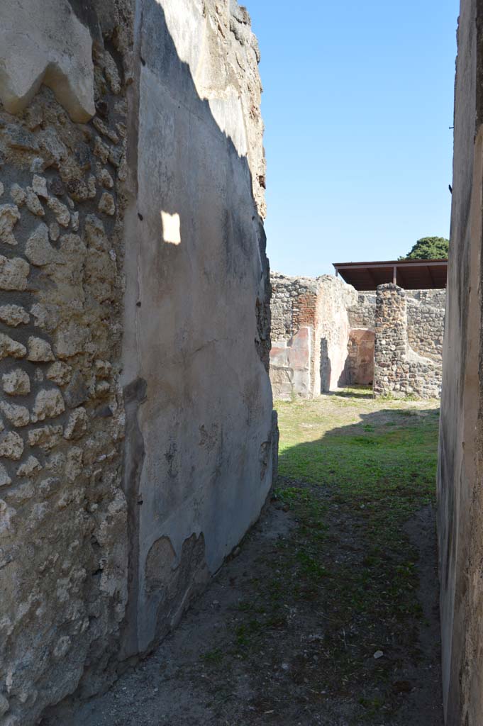 IX.8.b Pompeii. October 2017. North side of entrance corridor/fauces, looking east.
Foto Taylor Lauritsen, ERC Grant 681269 DÉCOR.
