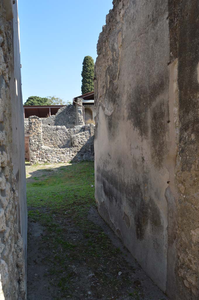IX.8.b Pompeii. October 2017. South side of entrance corridor/fauces, looking east.
Foto Taylor Lauritsen, ERC Grant 681269 DÉCOR.
