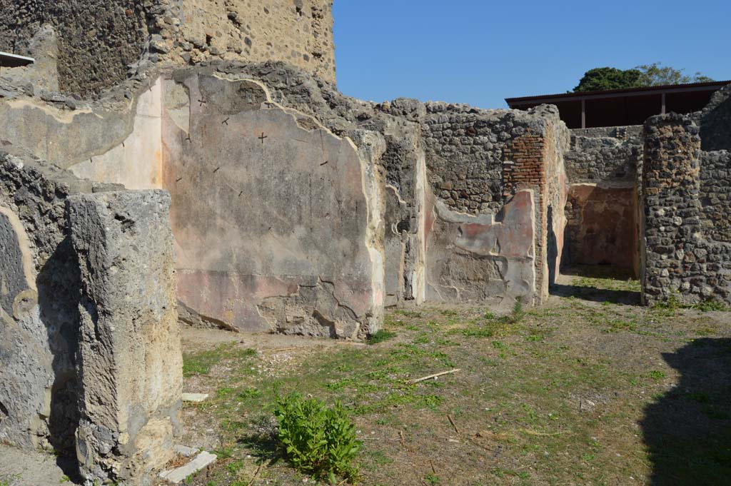 IX.8.b Pompeii. October 2017. Looking east along north side of atrium.
Foto Taylor Lauritsen, ERC Grant 681269 DÉCOR.
