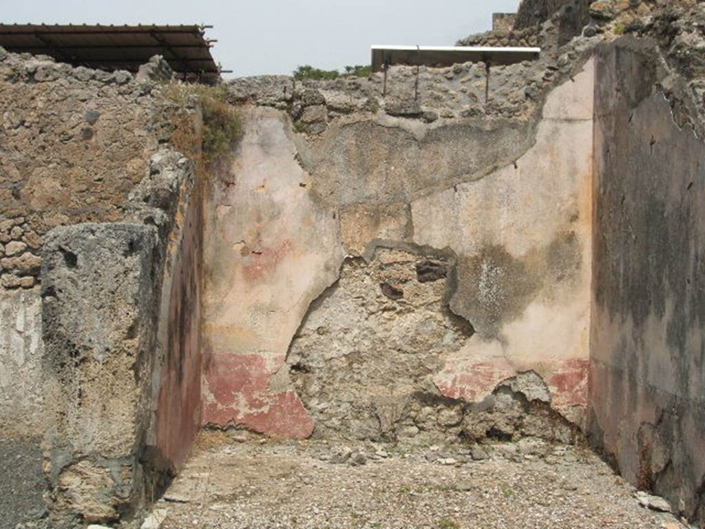 IX.8.b Pompeii. May 2005. Looking north into ala or tablinum.