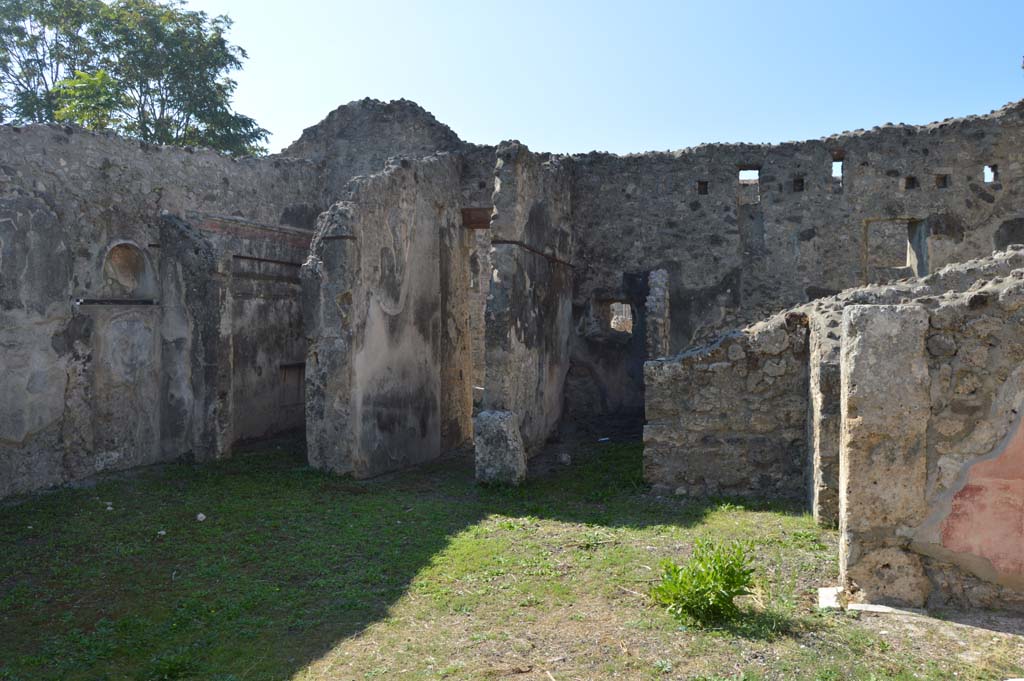 IX.8.b Pompeii. October 2017.  
Looking south-west across atrium, towards niche in south wall, on left, doorway to cubiculum, entrance corridor and doorway to kitchen.
Foto Taylor Lauritsen, ERC Grant 681269 DÉCOR.

