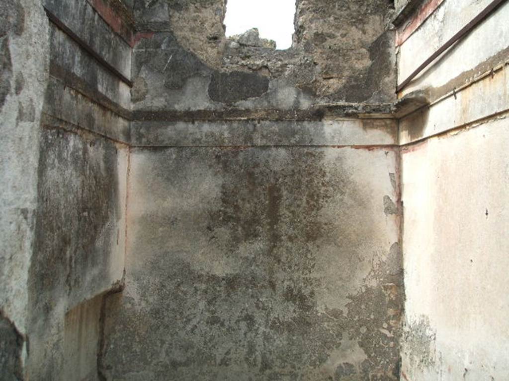 IX.8.b Pompeii. May 2005. West wall of cubiculum. The middle area of all the walls was IV style decoration on a white background, with bordered panels separated by two parallel red lines. The zoccolo (plinth) was also white.
