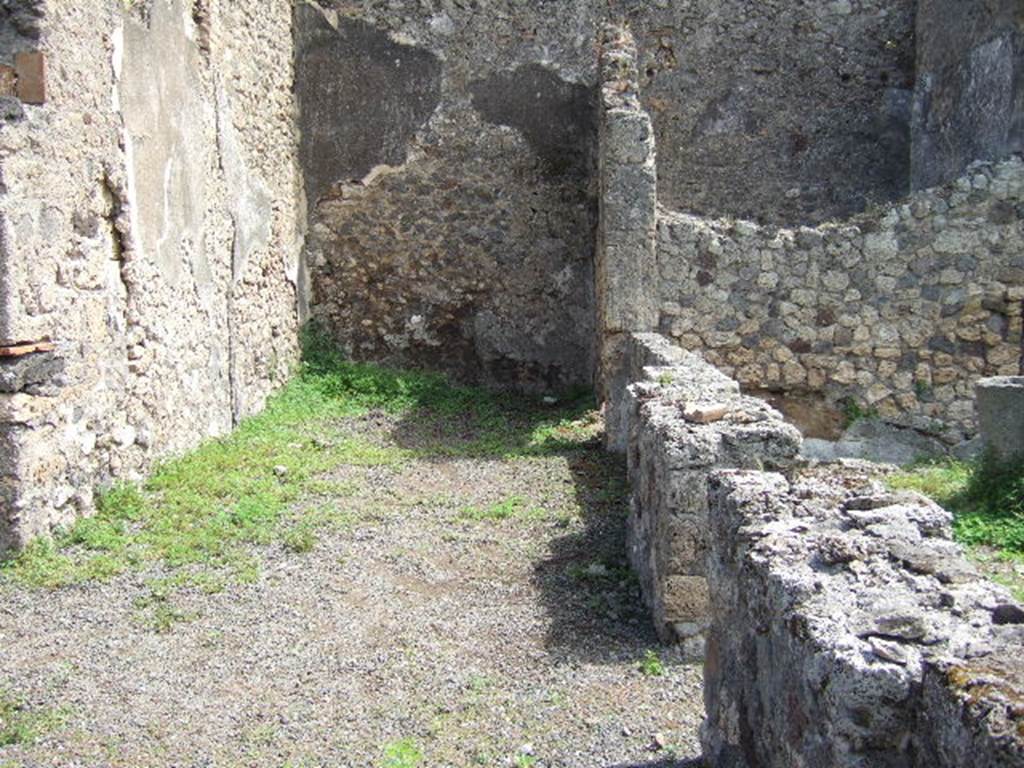 IX.9.6 Pompeii. May 2006. Looking east along portico, along garden wall. According to NdS, the portico had rustic walls with a tall black dado or plinth (zoccolo), which was not seen on all walls.
See Notizie degli Scavi, 1889, p.123.

