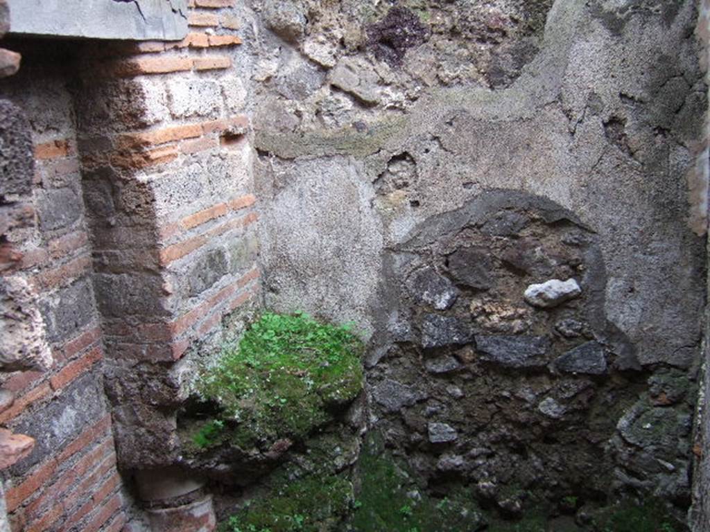 IX.9.c Pompeii.  December 2005. Latrine with waste pipe from upper floor.