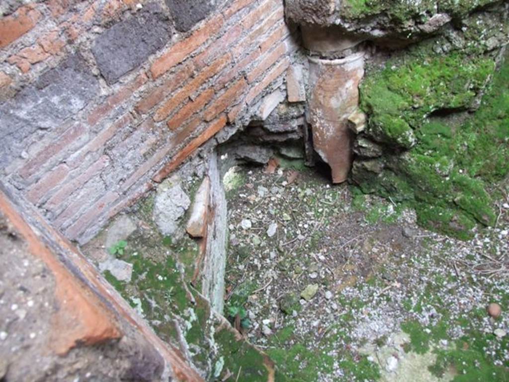 IX.9.c Pompeii. March 2009. West wall of latrine, with downpipe.