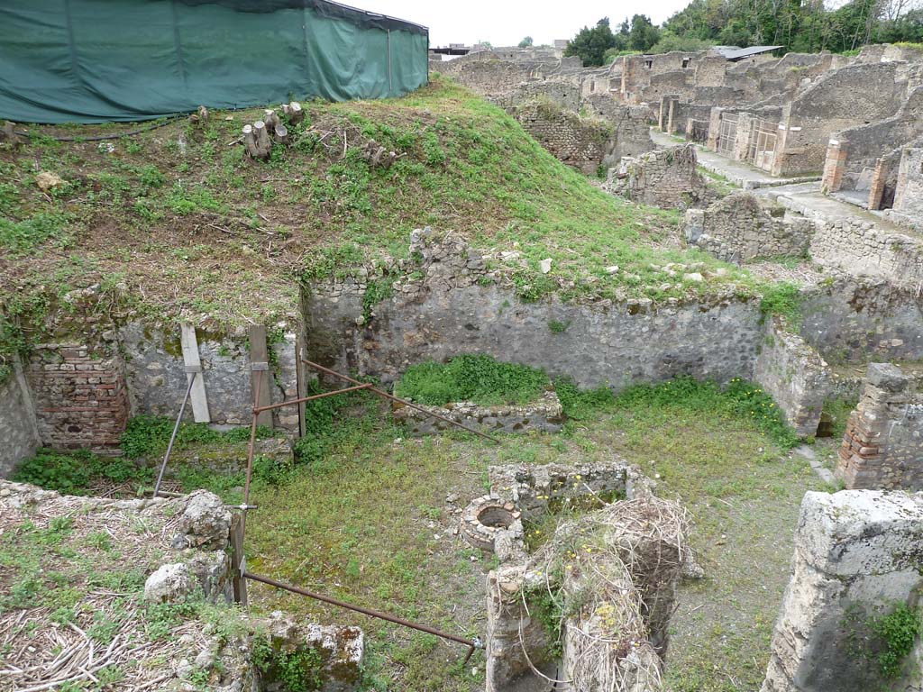IX.10.2 Pompeii. May 2010. Tablinum 4 and atrium 2, looking west to water basin against west wall, from above.