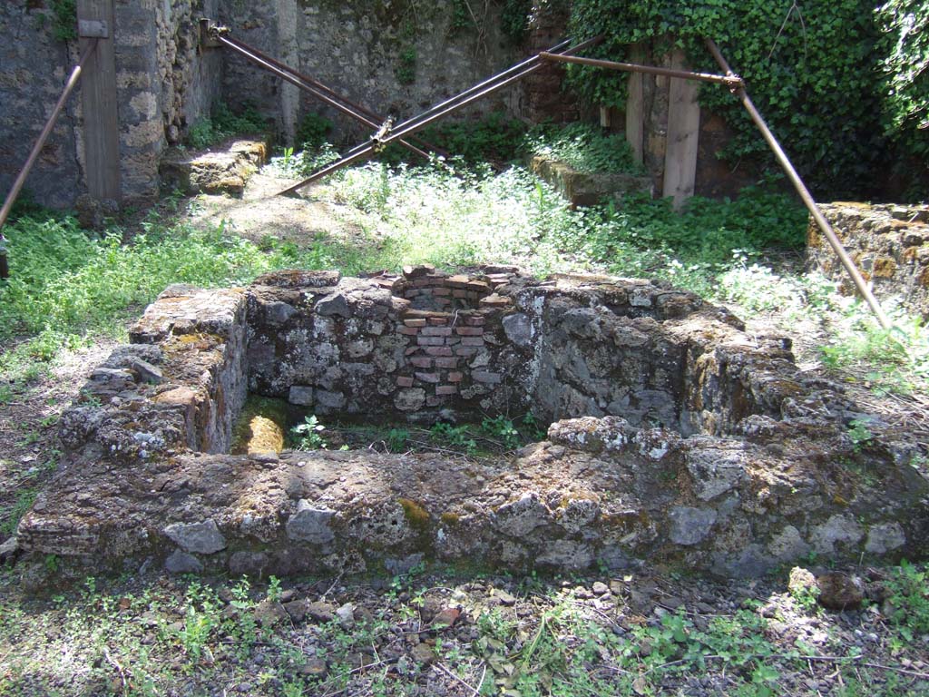 IX.10.2 Pompeii. May 2006. Raised impluvium in atrium 2, looking south to tablinum 4 with stone benches.