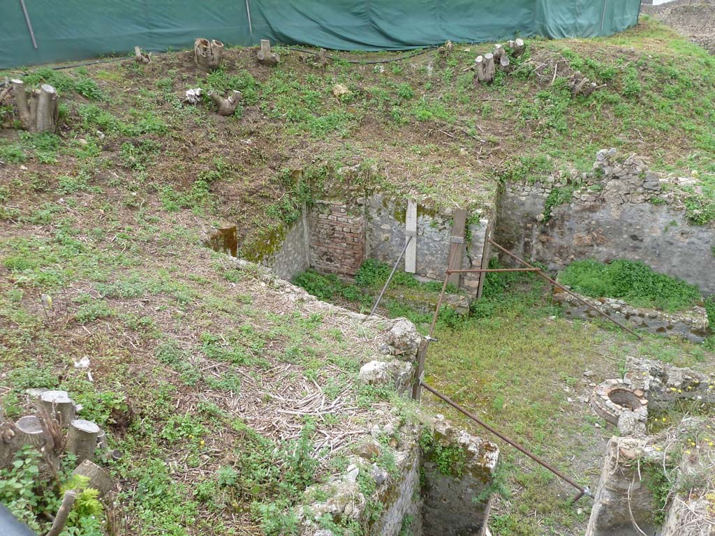 IX.10.2 Pompeii. May 2010. Tablinum 4 and south end of atrium 2, from above. Looking west into the unexcavated.