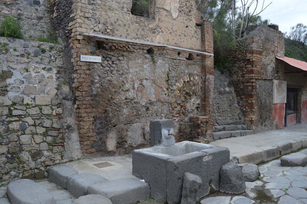 IX.11.1 Pompeii. March 2018. Looking north-east towards fountain with street shrine and altar, at the rear.
Foto Taylor Lauritsen, ERC Grant 681269 DÉCOR.
