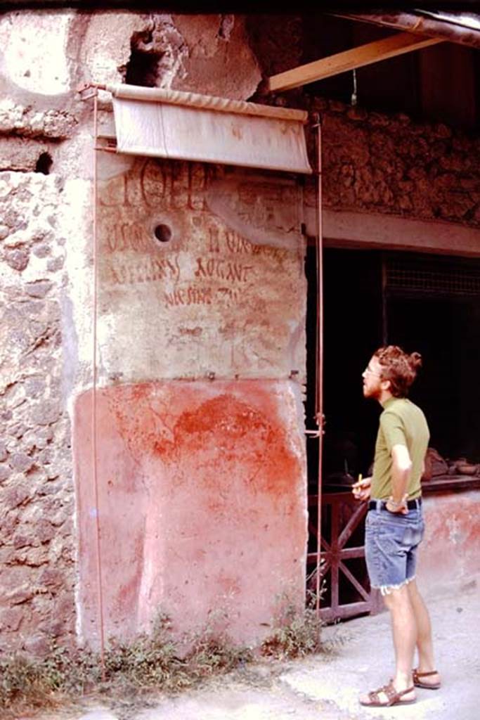 IX.11.2 Pompeii. 1974. Graffiti on west side of entrance doorway. Photo by Stanley A. Jashemski.   
Source: The Wilhelmina and Stanley A. Jashemski archive in the University of Maryland Library, Special Collections (See collection page) and made available under the Creative Commons Attribution-Non Commercial License v.4. See Licence and use details. J74f0160
