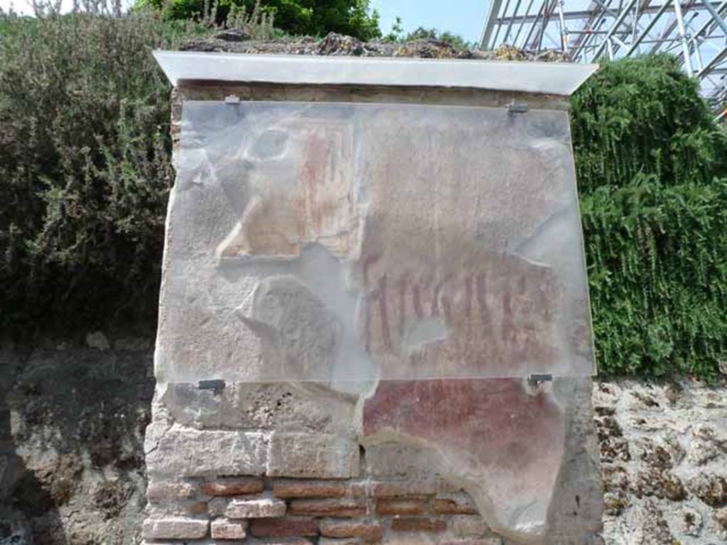 Pompeii. Graffiti and painting on front pilaster between IX.11.7 and IX.11.8, c.1974.
DAIR 74.394. Photo © Deutsches Archäologisches Institut, Abteilung Rom, Arkiv. 
