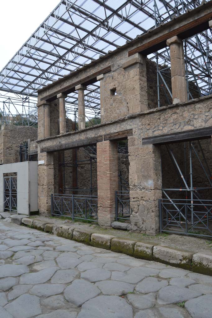 IX.12.1 Pompeii, centre left, and IX.12.2, centre right. March 2018. 
Looking north-west to entrance doorways and upper floor. 
Foto Taylor Lauritsen, ERC Grant 681269 DÉCOR.

