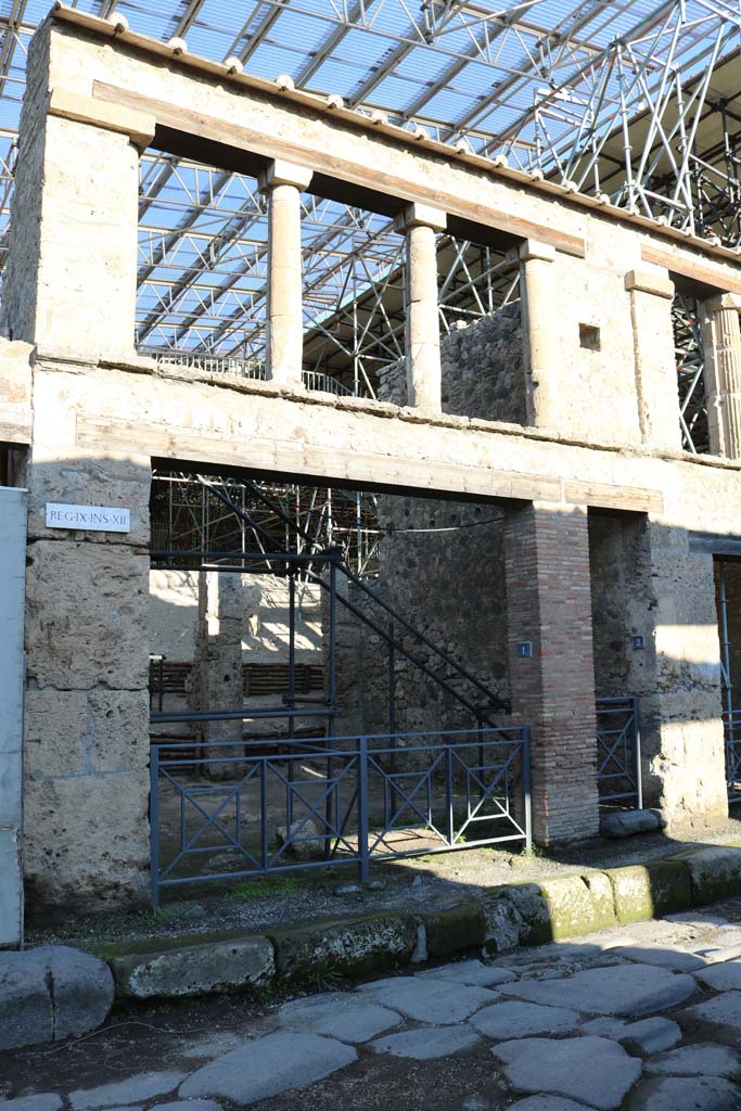 IX.12.1, Pompeii. December 2018. 
Looking north to entrance doorway. Photo courtesy of Aude Durand.
