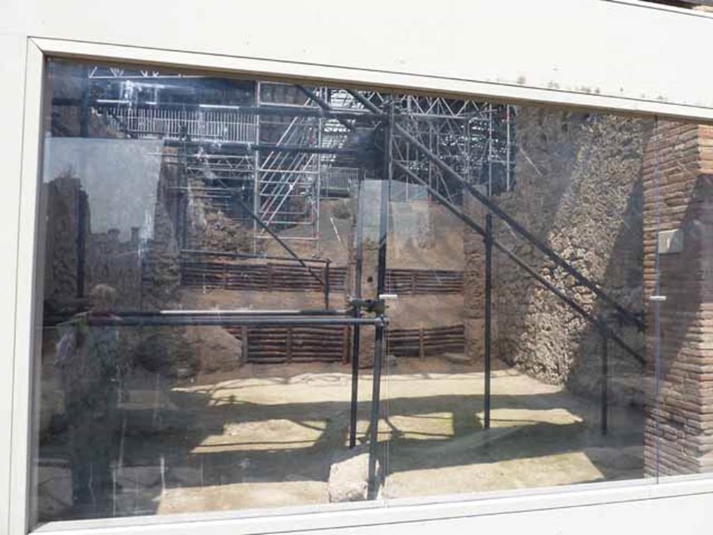 IX.12.1 Pompeii.  May 2010. Entrance behind glass front.