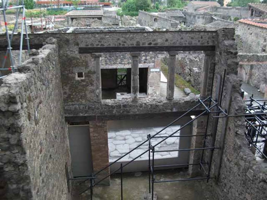 IX.12.2 Pompeii. May 2010. Doorway to stairs to upper floor, on left, and IX.12.1, in centre.  Looking south across Via dell’Abbondanza. 
