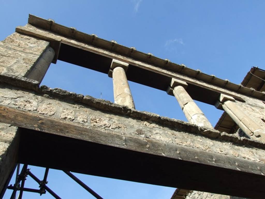 IX.12.1 Pompeii.  December 2007. Upper floor with columns. 