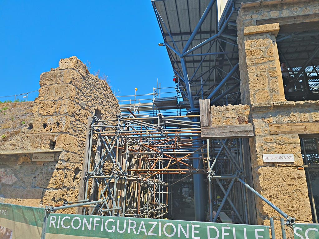 Unnamed roadway between IX.11.8 and IX.12.1 (on right) on north side of Via dell’Abbondanza. June 2024. 
Photo courtesy of Giuseppe Ciaramella.
