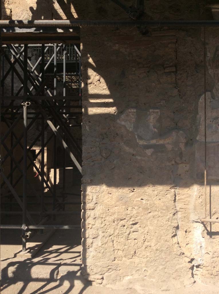 IX.12.6 Pompeii. March 2022. East (right) side of entrance doorway.
Foto Taylor Lauritsen, ERC Grant 681269 DÉCOR.
