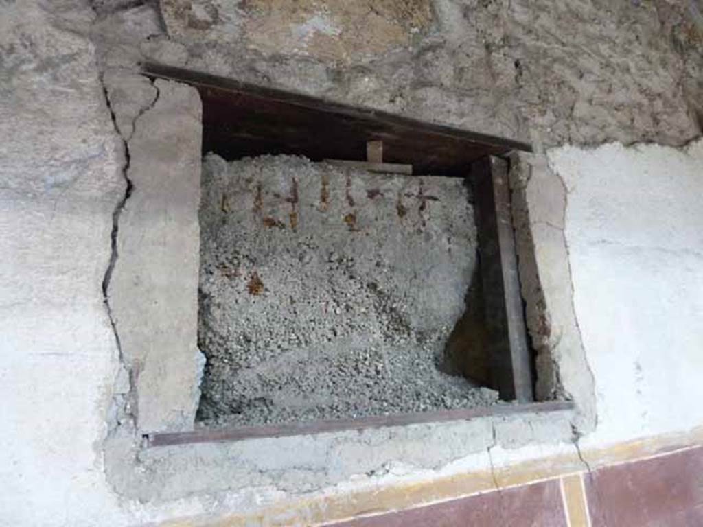 IX.12.9 Pompeii. May 2010. Garden area 8, north side of portico - window.