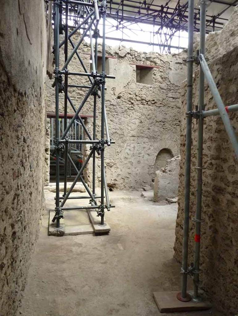 IX.12.9 Pompeii. May 2010. Room 15, kitchen and latrine. Looking east from portico towards street entrance.