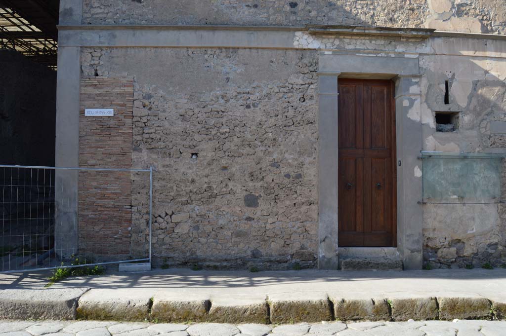 IX.13.1, Pompeii. March 2019. Looking north to entrance doorway.
Foto Taylor Lauritsen, ERC Grant 681269 DÉCOR.
