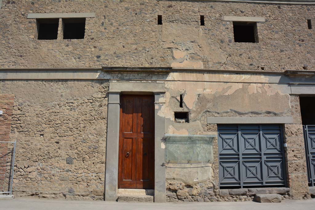 IX.13.1 and 2 Pompeii. July 2017. Looking north towards front façade on Via dell’Abbondanza.
Foto Annette Haug, ERC Grant 681269 DÉCOR.

