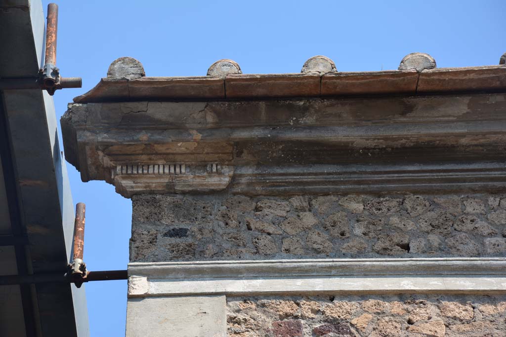 IX.13.1 Pompeii. July 2017. Detail of upper front façade at west end.
Foto Annette Haug, ERC Grant 681269 DÉCOR.
