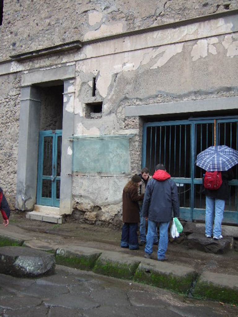 IX.13.1 and IX.13.2 Pompeii.  December 2005.  Entrances.