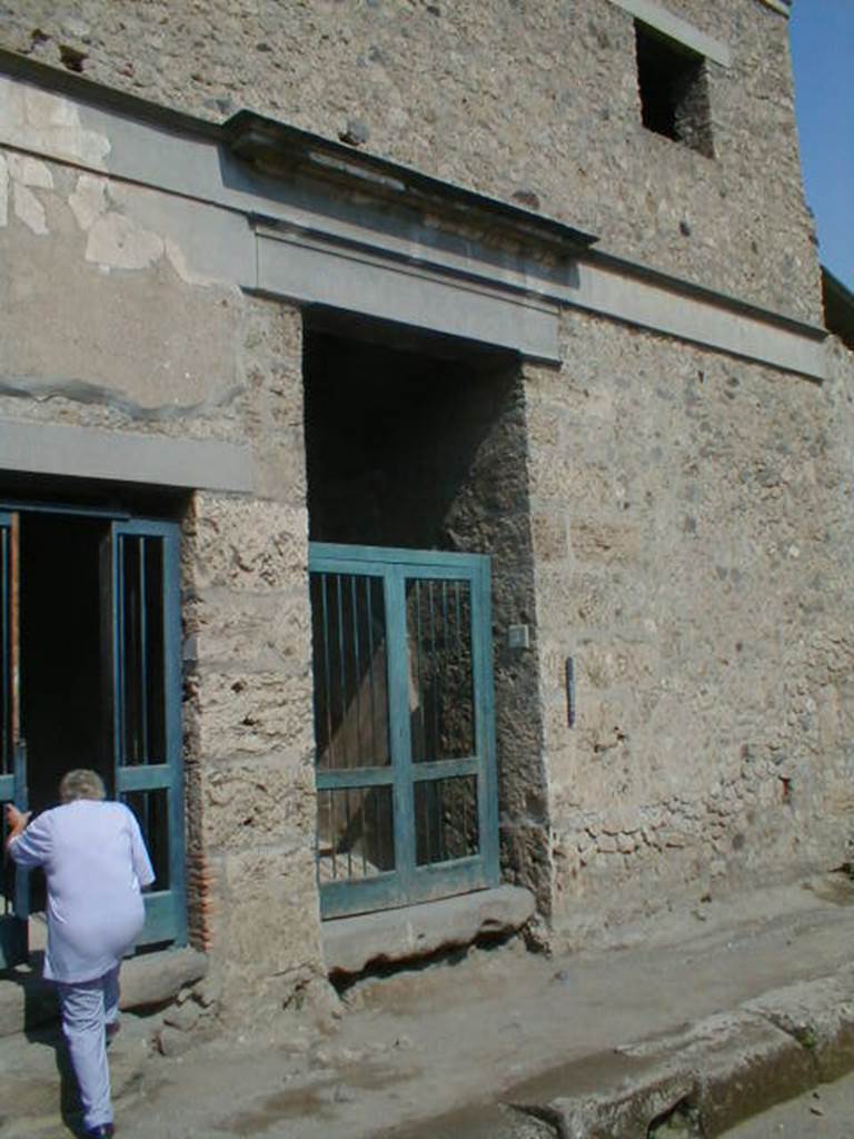 IX.13.2 Pompeii. September 2004. Doorways to IX.13.2 and IX.13.3 .